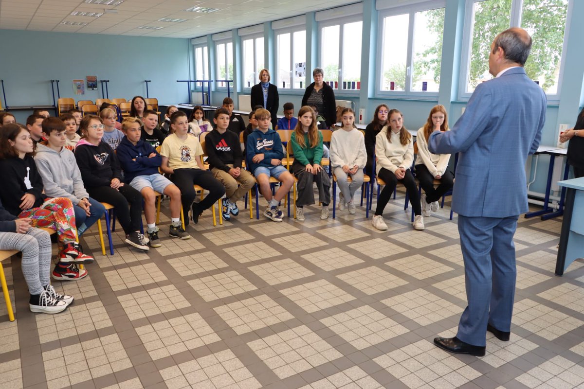 BenmiloudKarim's tweet photo. Suite et fin de la visite au collège Jeanne Cluzel de Montmarault (allier).
👏👏👏 Bravo à toute l'équipe, et à l'école de la commune, pour ces très beaux projets !
✅️ liaison école-collège
@NBelloubet @acclermont @DSDEN_03 @CMA_allier @Allierdpt @claude_riboulet @DAAC_Clermont https://t.co/ZZrAWnEqoq