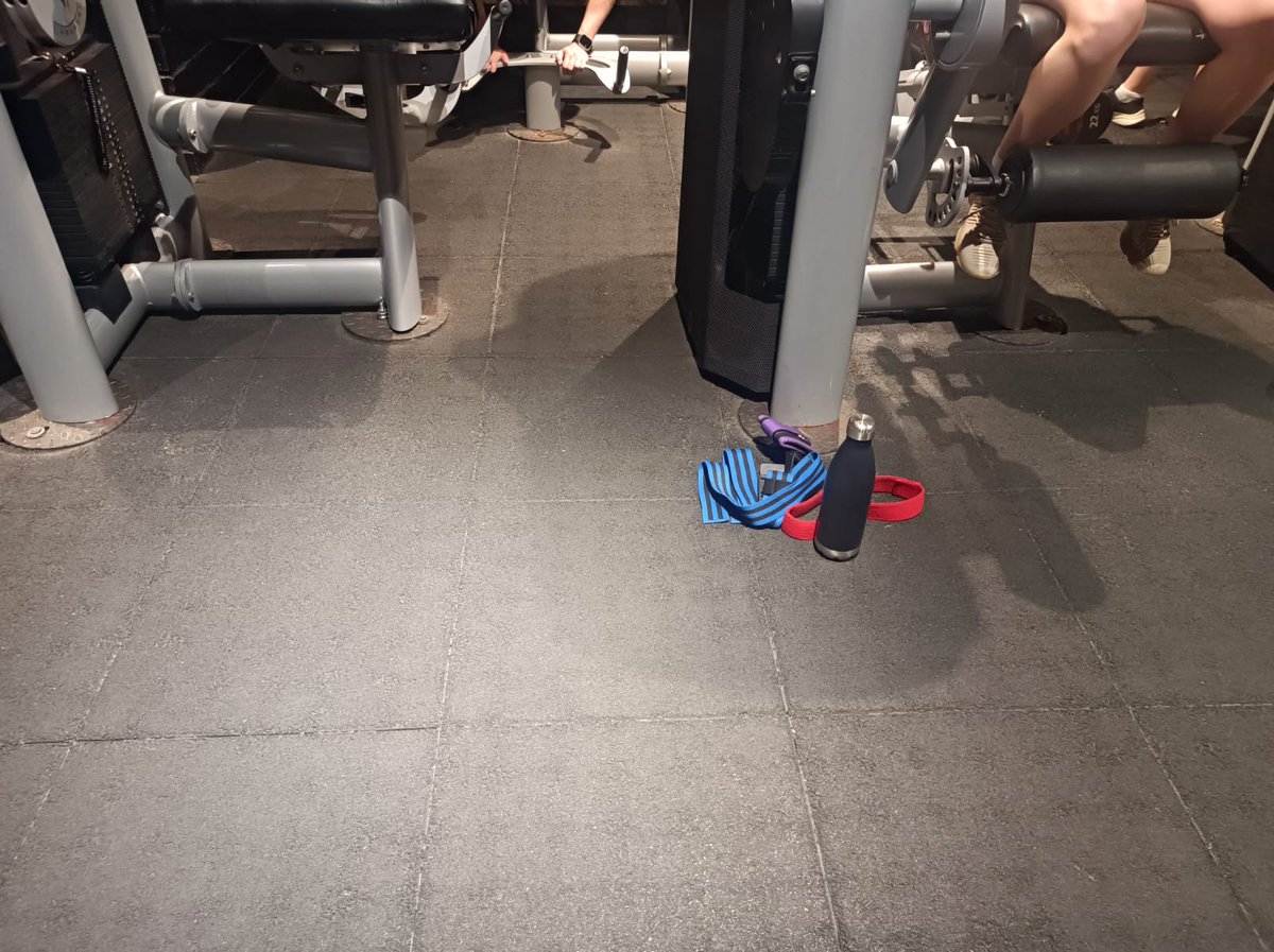 FlorSol_Ese's tweet photo. La incompetencia de @mcfit_es es asombrosa. No solo no cumplen con su contrato, sino q su servicio es cada vez más nefasto. Máquinas rotas durante meses, lavabos sin papel higiénico x semanas y le exigen al cliente cumplir su contrato cuando ellos lo incumplen @McFIT estafadores! https://t.co/q8MIY7I5H5