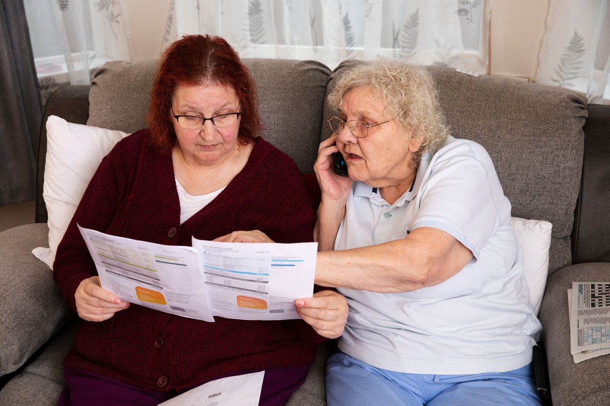 We have lots of photos of older people planning and doing their own finances in our age-positive image library!

The photos are free to download, browse now: agewithoutlimits.org/image-library/…