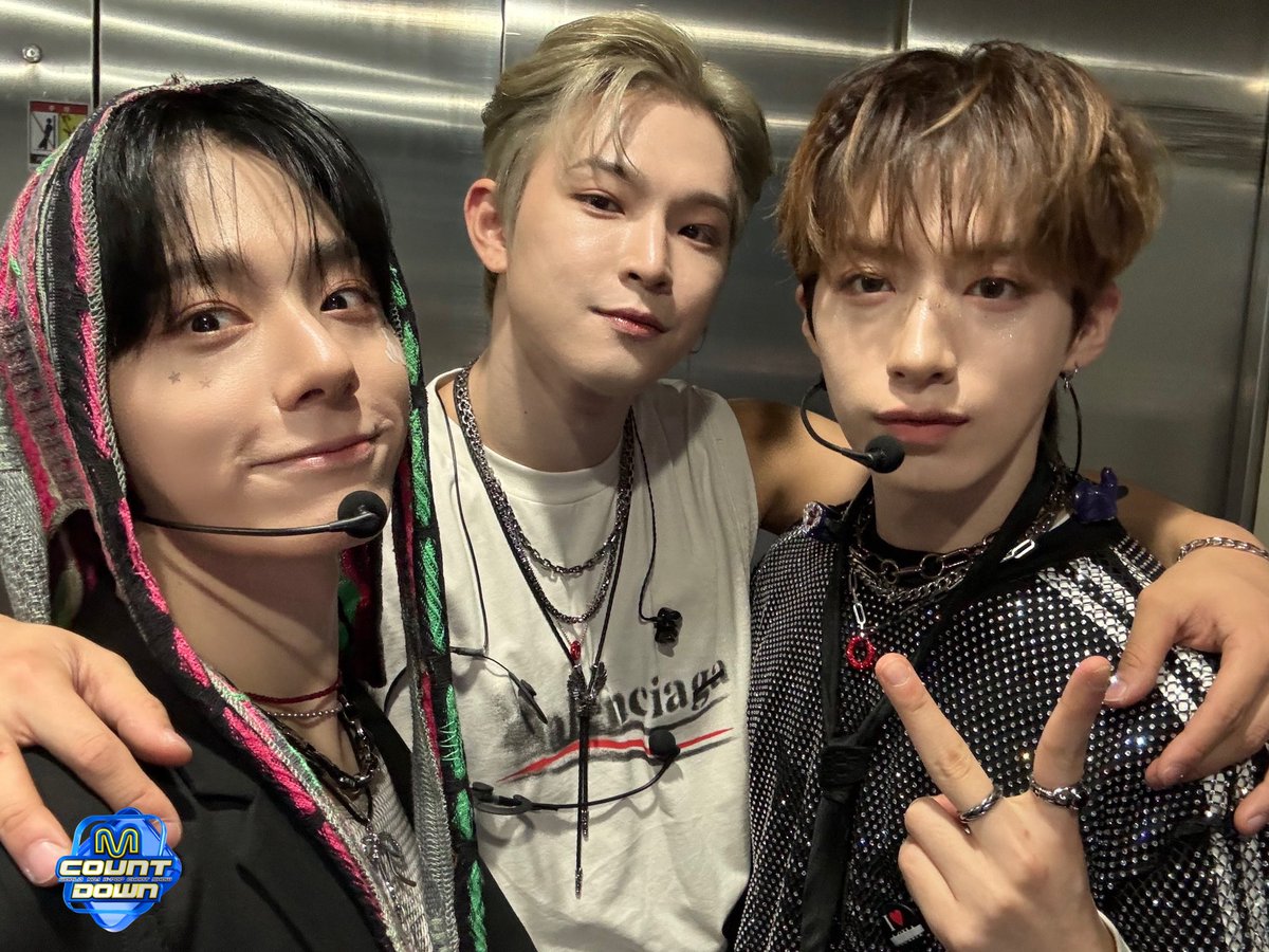 MnetMcountdown's tweet photo. 엠카는(뚠뚠)🐜🐜오늘도(뚠뚠)
🐜🐜열심히 투문 하네(뚠뚠)🐜🐜
엠카는아무말도하지않지만(띵가띵가)🐜🐜
짱어스무대보면서(띵가띵가)🐜🐜
매일매일을원어스최초공개무대보네(띵가띵가)🐜🐜
오늘도행복하다네(뚠뚠)🐜🐜
#원어스 #ONEUS #Now https://t.co/QolsC1bhhc