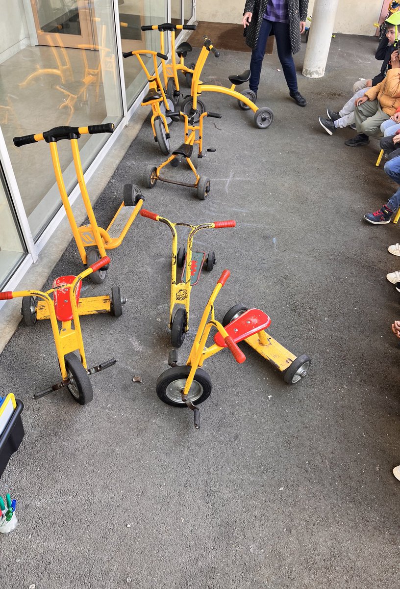 Maths et EPS en maternelle :  des ateliers savoir rouler et un problème à résoudre. Combien de roues en tout sur les engins proposés ? Puis combien de vélos ou tricycles avec 18 roues ? C’est parti !