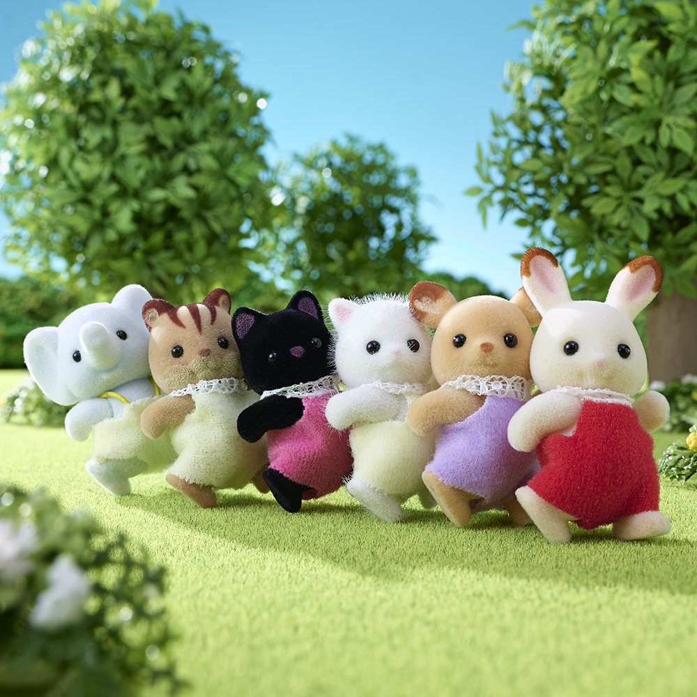 What a cute and funny pose the babies are making! ✨ They’re all in a line and it looks like they’re marching. Maybe they’re practicing a fun dance while the sun shines brightly up above. ☀️ #funny #fun #dance #babies #friends #sylvanianfamilies #sylvanianfamily #sylvanian
