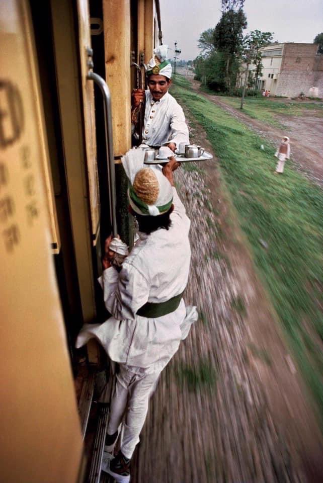 #breakfast Un tè al volo tra Peshawar e Lahore. 📸 #SteveMcCurry