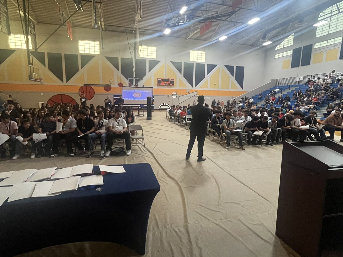What a night @RiversideMS1971! We honored all our student-athletes for their accomplishments this school year. Raising 4 banners this year #FORtheValley🏆 Thank you @CMBJJBSLB @CoachRecoder for your help tonight. Kudos to @GOchoa_RMS for tonight!