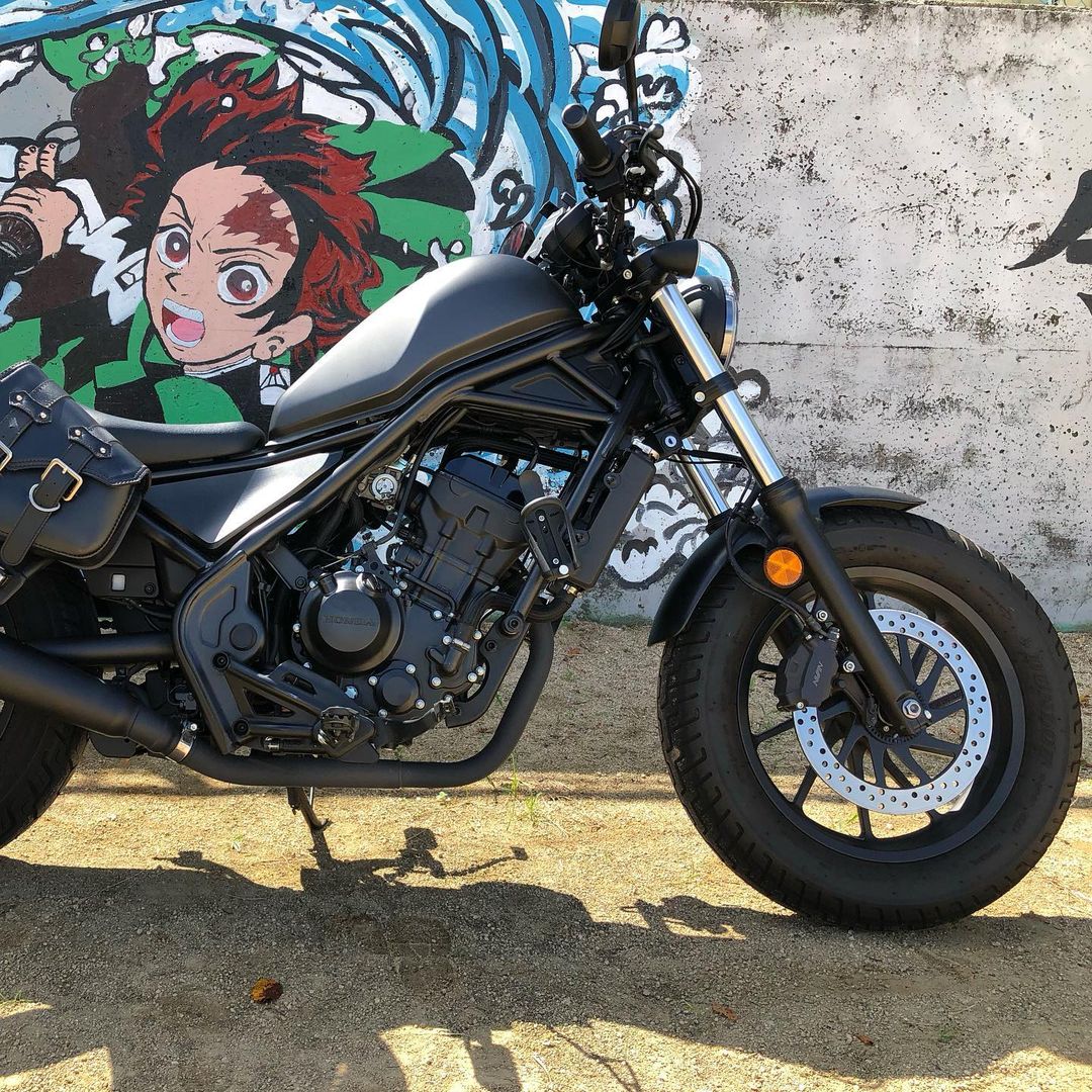 rpuertas008's tweet photo. "鬼滅のウォールアート👍 子供会の卒業記念らしいのですがクオリティー高！ 公園内なのでエンジンを止めて押して壁の前まで😅 今日も安定のはりまシーサイドロード💨 気持ちイイ季節になってきました👍 #レブル #レブル250 #rebel250 #rebel300 #レブル250カスタム #OVERRacing https://t.co/IfD5AqiPsp