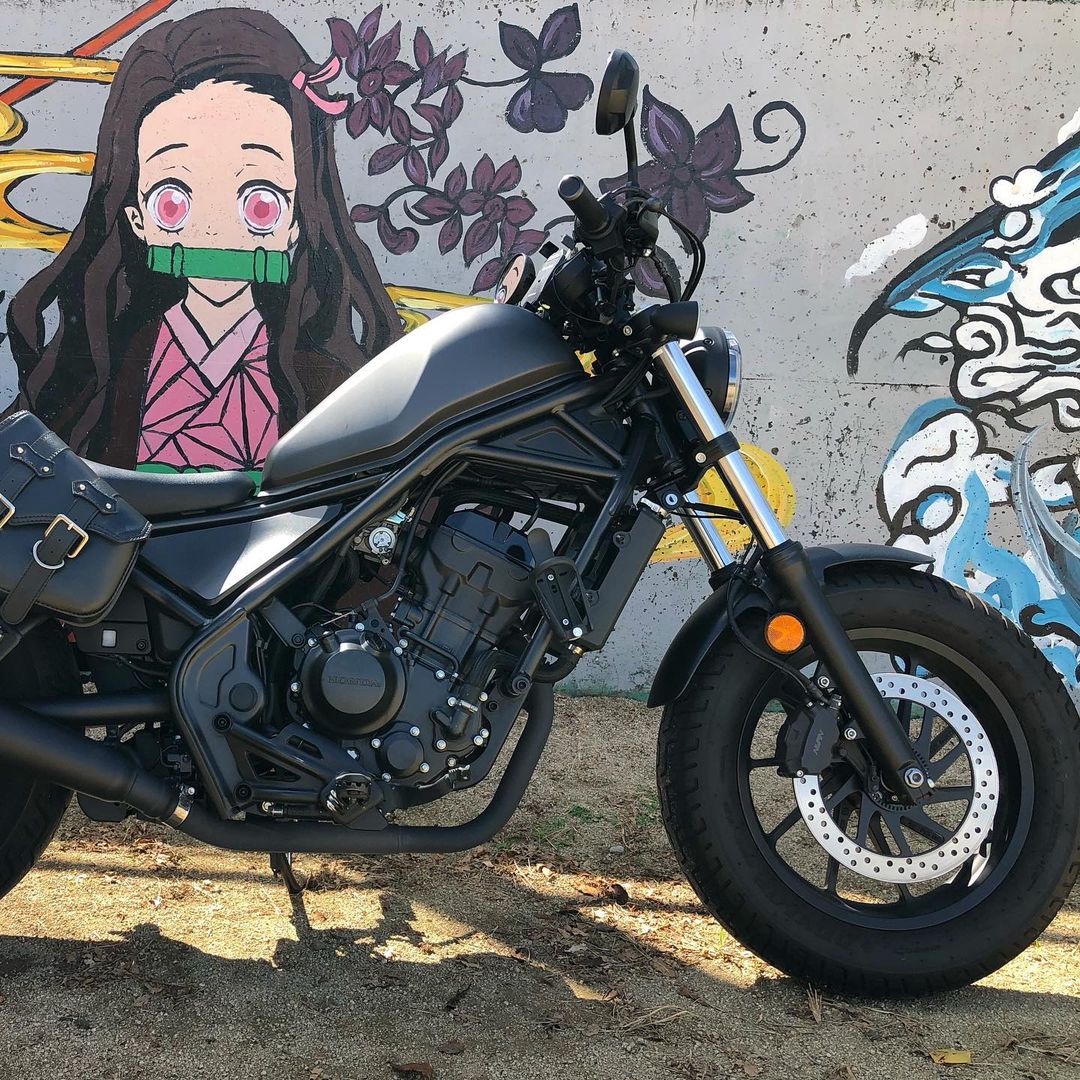 rpuertas008's tweet photo. "鬼滅のウォールアート👍 子供会の卒業記念らしいのですがクオリティー高！ 公園内なのでエンジンを止めて押して壁の前まで😅 今日も安定のはりまシーサイドロード💨 気持ちイイ季節になってきました👍 #レブル #レブル250 #rebel250 #rebel300 #レブル250カスタム #OVERRacing https://t.co/IfD5AqiPsp