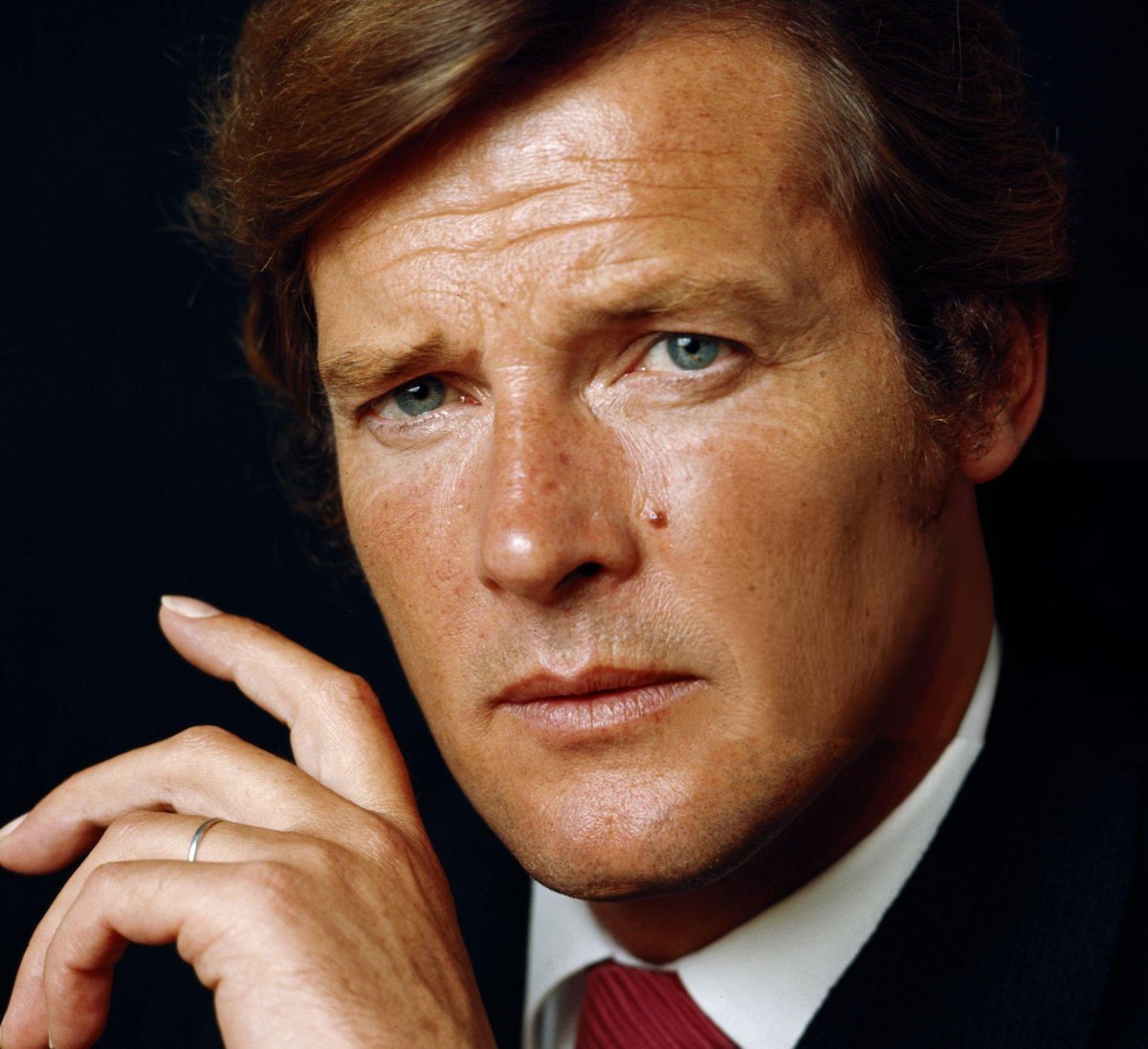 In Remembrance of Sir Roger Moore. Born | October 14, 1927 in Stockwell, London, England, UK. Died | May 23, 2017 (aged 89) in Crans-Montana, Valais, Switzerland. Photo | Sir Roger Moore, 1971 © Lichfield Archive. #SirRogerMoore #RogerMoore