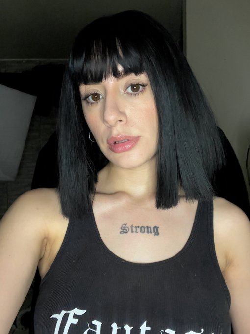 Siempre salgo amarilla en las fotos con este tel&eacute;fono🤔 https://t.co/NQFpe2lYjy