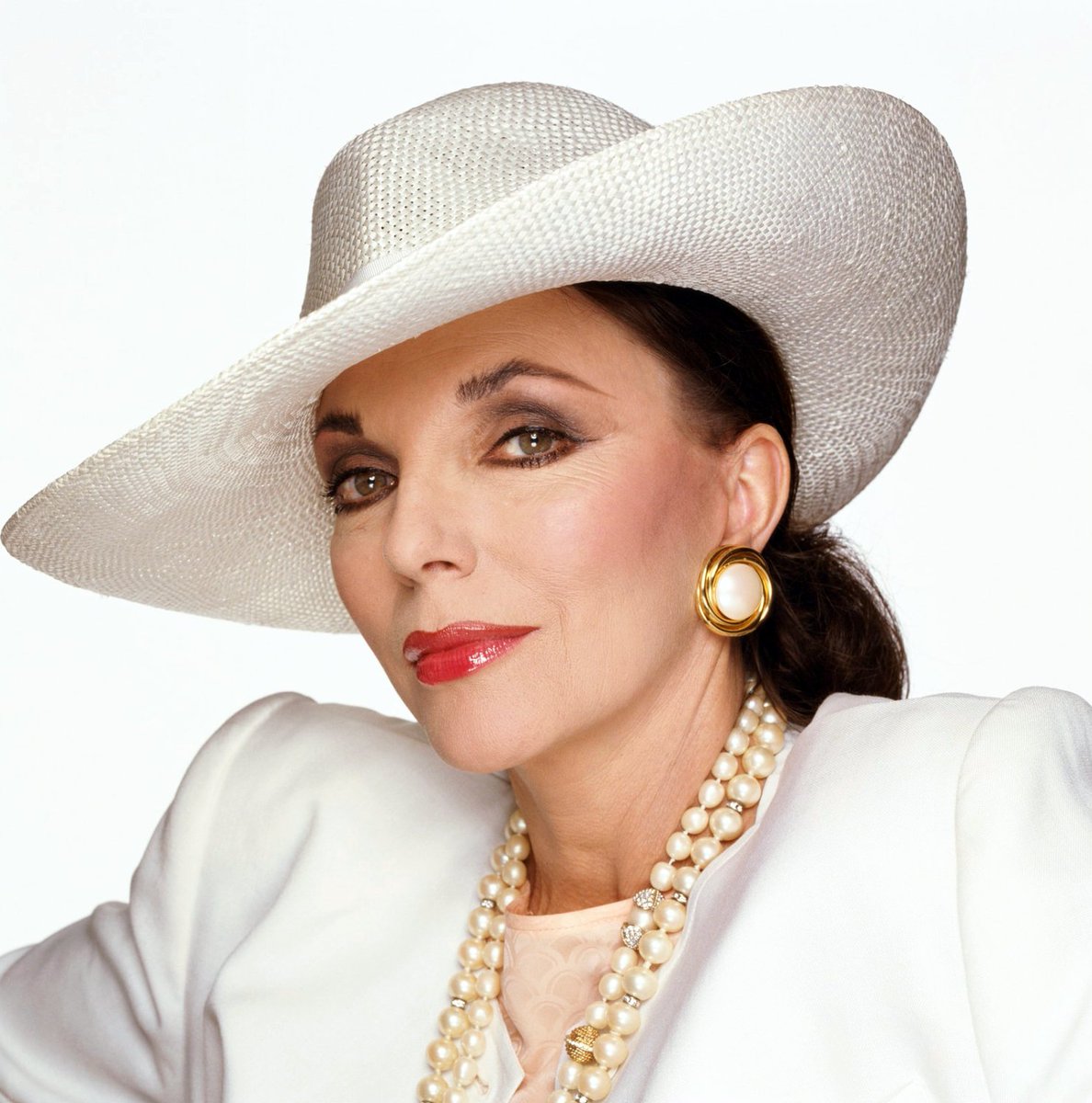 Happy 91st Birthday to Dame Joan Collins. Born | May 23, 1933 in Paddington, London, England, UK. Photo | Joan Collins mid 1980s © Terry O’Neill. #DameJoanCollins #JoanCollins #BOTD