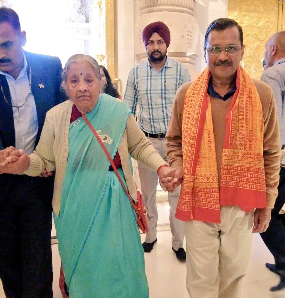 AamAadmiParty's tweet photo. ये मुख्यमंत्री @ArvindKejriwal जी की माता जी हैं, जिन्होनें हाल में ही केजरीवाल जी के साथ प्रभु श्री राम के दर्शन किए थे। ये काफी समय से बीमार चल रहीं हैं, इन्हें चलने के लिए भी सहारे की जरूरत पड़ती है। 

आज तानाशाह मोदी पूछताछ के नाम पर इन्हें प्रताड़ित करने के लिए पुलिस भेज रहा है।

अपनी गंदी राजनीति के लिए और कितना गिरोगे मोदी जी?