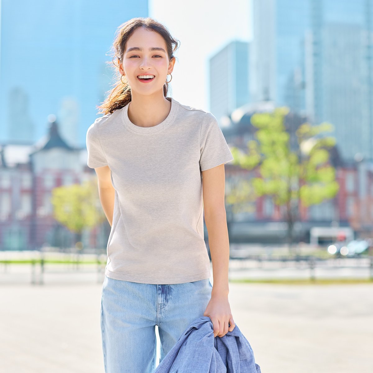 UniqloThailand's tweet photo. U Crew Neck T-shirt เสื้อยืดดีไซน์คลาสสิก ทรงสวย สัมผัสนุ่มใส่สบาย หลากสีสัน แมตช์ง่ายในหลายโอกาส

ช้อปเลย! https://t.co/rvWmnI3gVm

#UniqloThailand #UniqloTshirt #เสื้อยืดยูนิโคล่ #ความเรียบง่ายที่ไม่ธรรมดา #Simpleismore #ThisismybestT https://t.co/3scCxcBZCD