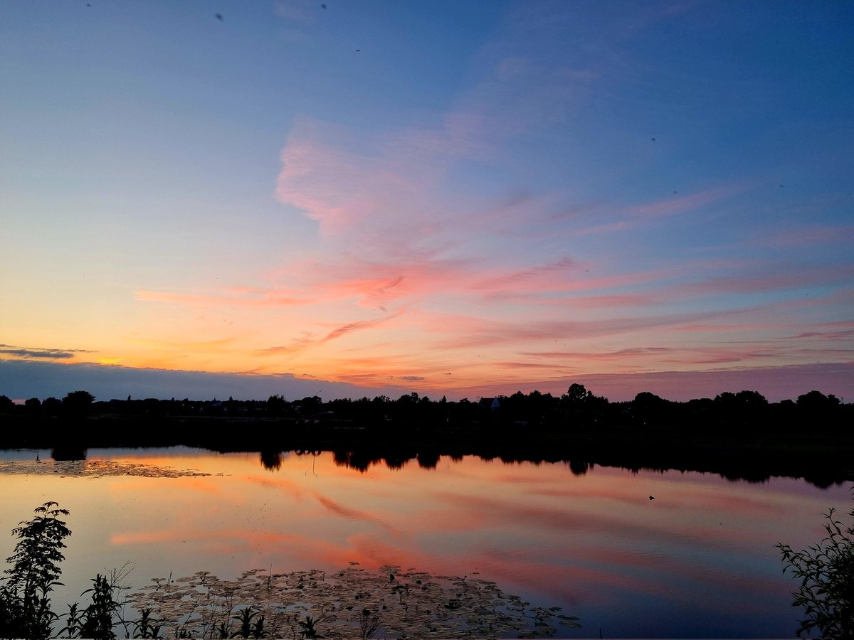 Na een bewolkte dag klaarde het nog mooi op. Fijne donderdag😀 #natuur #landschap #lente #Rhenen #ElstUt #Elsterbuitenwaard #zonsondergang #mooieluchten