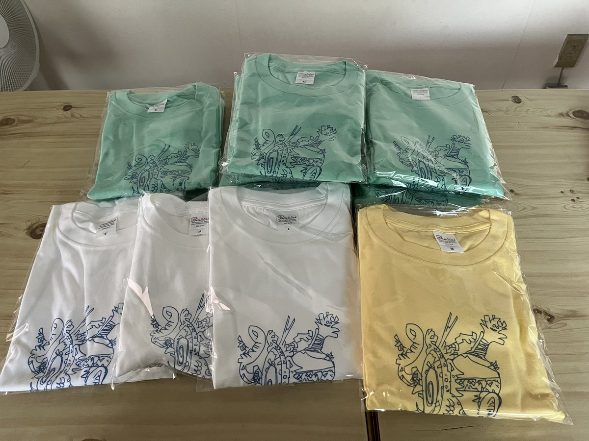 chiQ77's tweet photo. 久々にTシャツ作って（奄美大島のカズキ君にお願いして）
昨日玉野に行ったので、お世話になってたcommunity lab 月日 tsukihiに置いてもらいました。各3500円

サイズそんなにないけど通販もしてるので、気になった人はDMください。 https://t.co/gGcWdaIlU7
