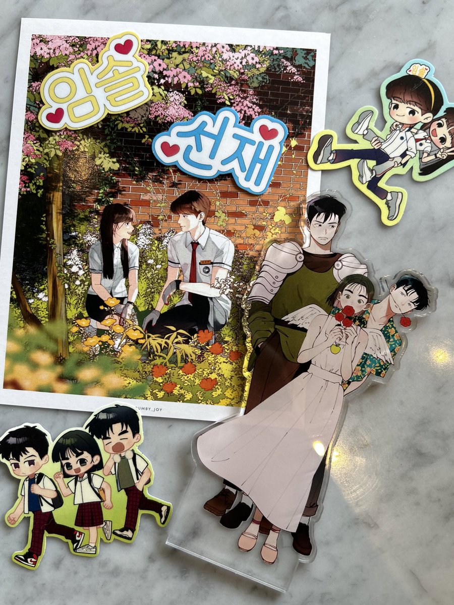 I’ve always loved <a href="/crumby_joy/">bok 🥬 comms open (2/3)</a> ‘s art sooo soo much💚 thank you so much for the giveaway! 
The standee and the artprint is super pretty, terus stickersnya (FREEBIES) juga gemes bgtt🥹🫶