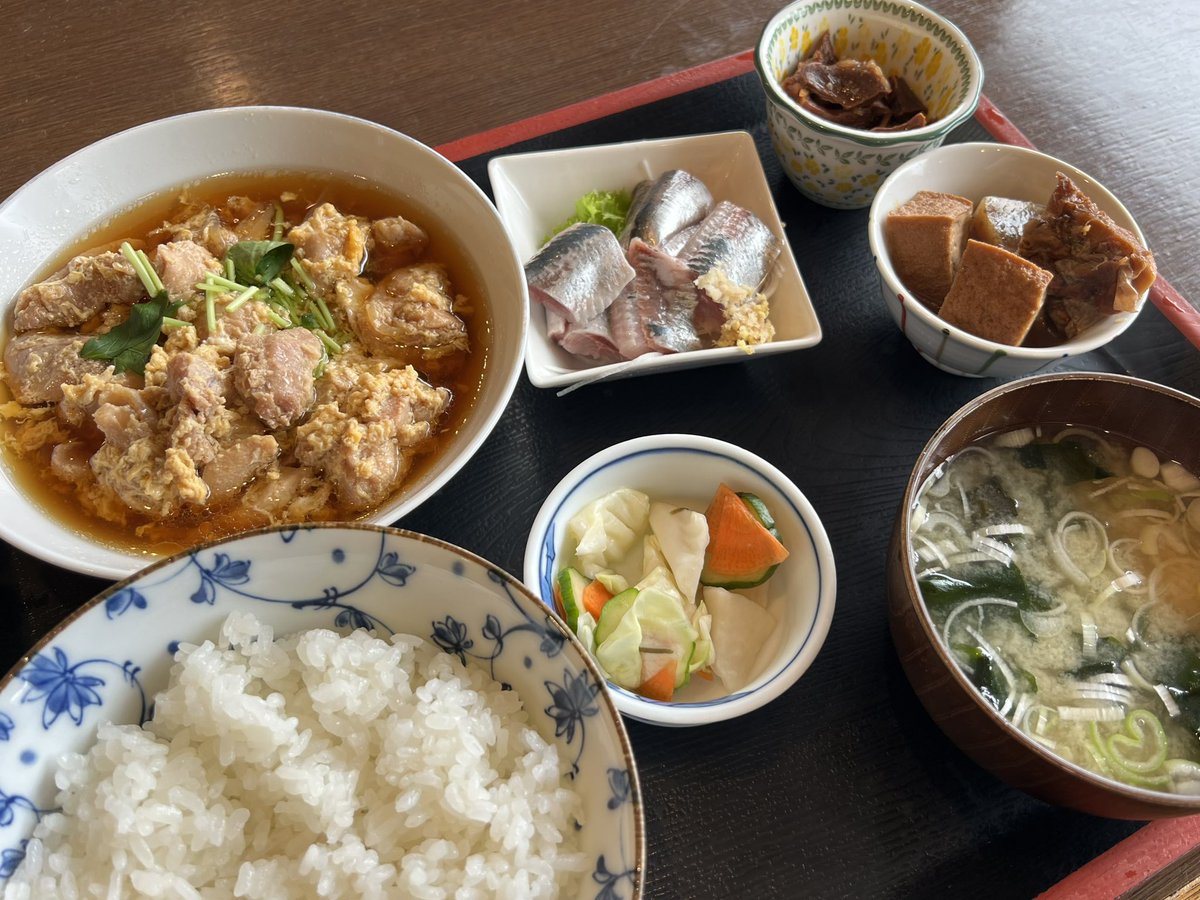 上横場　居酒屋漁火

日替り定食800円税込
（鶏の親子煮、鰯の刺身、他いろいろ）

初めての漁火ランチ

イワシは下処理ちゃんとしてて脂ノリノリで8キレぐらい入ってた
親子煮もお母さんの味で最高✨
12時〜13時とランチ営業は短いが是非また来たい

美味しかった

ご馳走様でした☺️♪☆☆☆☆☆☆☆