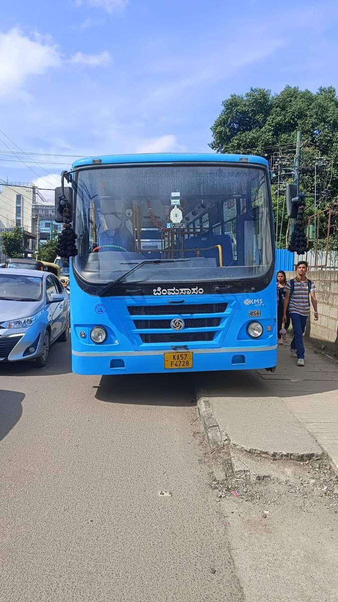 Traffic advisory' Slow-moving traffic due to a vehicle breakdown at Royal mart towards Hope form junction, Kindly co-operate. 'ಸಂಚಾರ ಸಲಹೆ' ರಾಯಲ್ ಮಾರ್ಟ್‌ ಬಳಿ ಈ ವಾಹನ ತಾಂತ್ರಿಕ ಸಮಸ್ಯೆಯಿಂದ ಕೆಟ್ಟು ನಿಂತಿದ್ದು ಹೋಪ್ ಫಾರ್ಮ್ ಜಂಕ್ಷನ್ ಕಡೆಗೆ, ನಿಧಾನಗತಿಯ ಸಂಚಾರವಿರುತ್ತದೆ .ದಯವಿಟ್ಟು ಸಹಕರಿಸಿ.