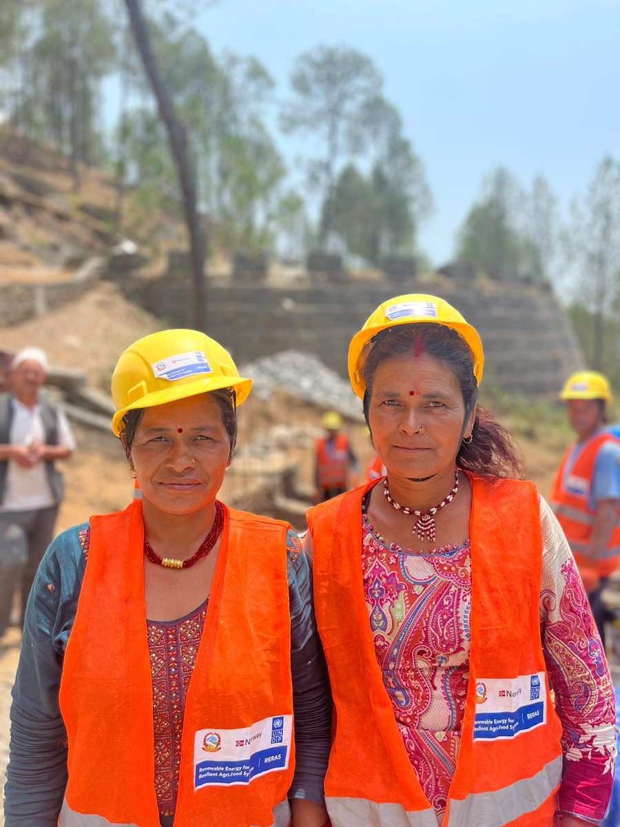 UNDPNepal's tweet photo. Thanks to 🇳🇴Norway's support, UNDP, together with WFP, has been collaborating under the #RERAS project to enhance food security in far-western Nepal. 🌾🍲 Harnessing the power of renewable energy, we're bringing sustainable solutions to local communities. #Energy4Food https://t.co/ehQULvZZEp
