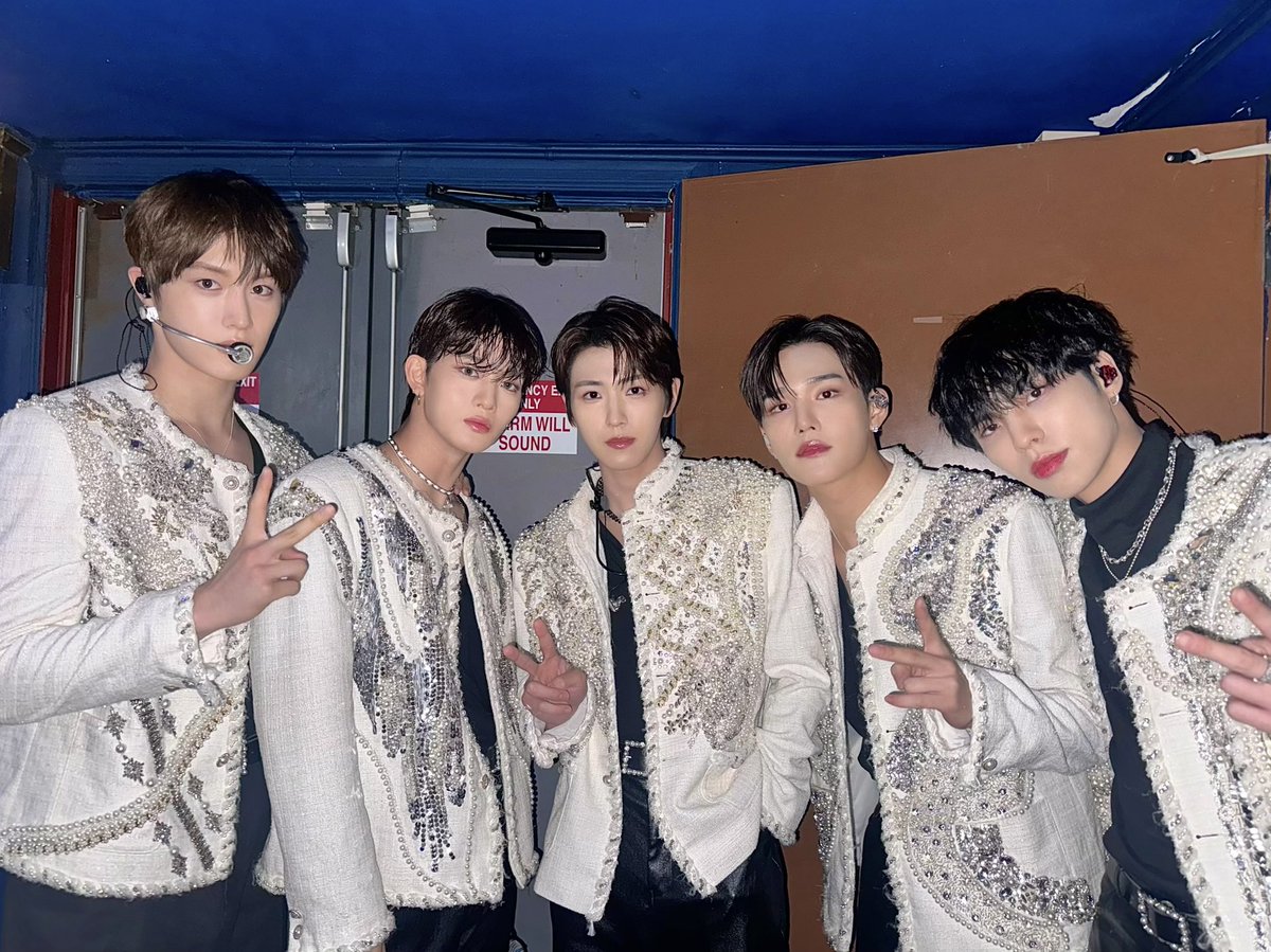 CIX_Official's tweet photo. Thank you for coming despite the hot weather, cheering for us, and enjoying our time! Hot city, Chicago Thank you for always welcoming me❤️‍🔥

#CIX #씨아이엑스 #BX #승훈 #배진영 #용희 #현석 #CIX3rdCONCERT #0_or_1 #0_or_1_inNORTHAMERICA #0_or_1_CHICAGO
#CIXinCHICAGO https://t.co/GrWu74LRty