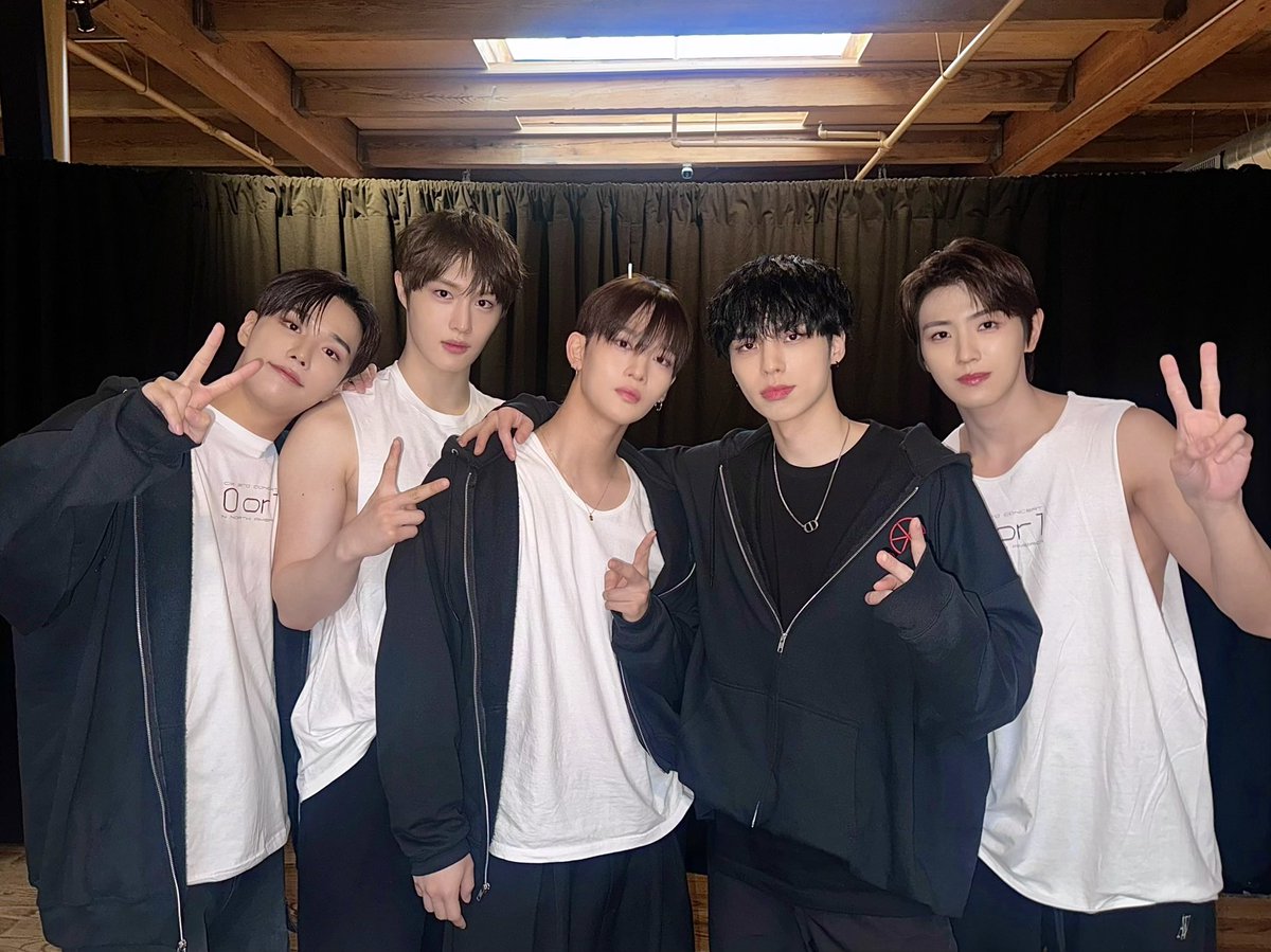 CIX_Official's tweet photo. Thank you for coming despite the hot weather, cheering for us, and enjoying our time! Hot city, Chicago Thank you for always welcoming me❤️‍🔥

#CIX #씨아이엑스 #BX #승훈 #배진영 #용희 #현석 #CIX3rdCONCERT #0_or_1 #0_or_1_inNORTHAMERICA #0_or_1_CHICAGO
#CIXinCHICAGO https://t.co/GrWu74LRty