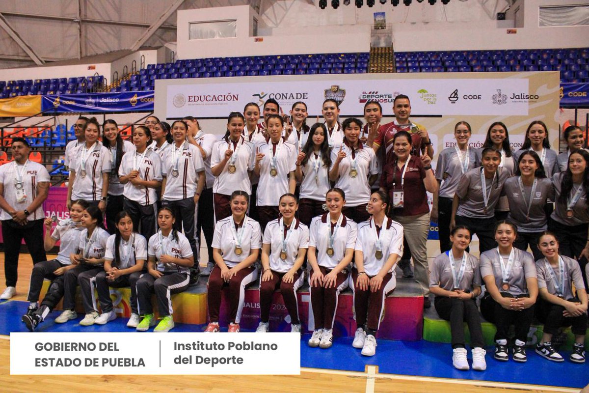 DeporteGobPue's tweet photo. #PoderPoblano 😎| Por su garra, fuerza e ímpetu, felicitamos a la selección poblana femenil (categoría 2006-2007) por la medalla de plata🥈 obtenida en los #NacionalesCONADE2024 🏀🎀🔥. https://t.co/k7KRIRLPhV