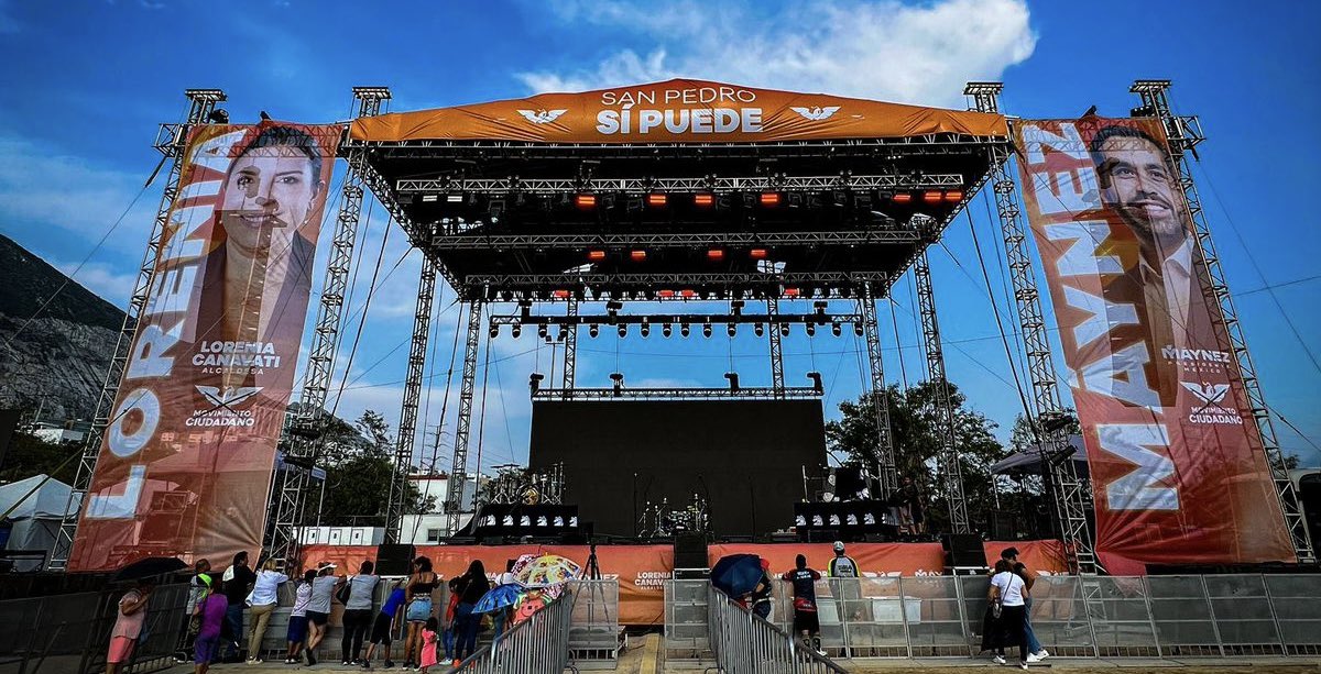 AsiEsMonterrey's tweet photo. Los grandes escenarios, en los conciertos, cuando son muy altos ej. arriba de 10 m de altura, regularmente se rodean de un andamiaje para que le dé inercia y estabilidad a la estructura en conjunto, en este escenario de San Pedro, prácticamente levantaron columnas a los costados, donde sujetaron un pendones sin ninguna estructuración, las columnas prácticamente van de piso a la estructura superior, fue una invitación al desastre.