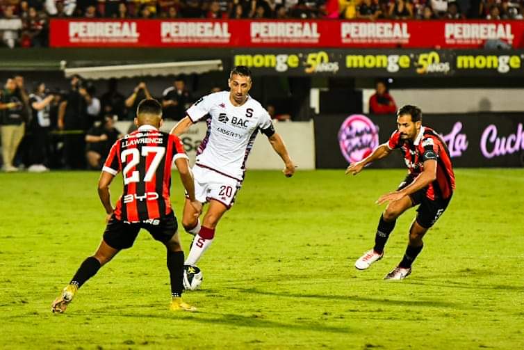 Invicto morado acabó en Alajuela El 1-0 al minuto 107 definió el clásico #Alajuelense - #Saprissa, en un duelo accidentado, especialmente para los morados, que se quedaron con 3 jugadores menos por expulsión. LDA dominó el 2T; pero el ansiado gol llegó en tiempo de reposición.