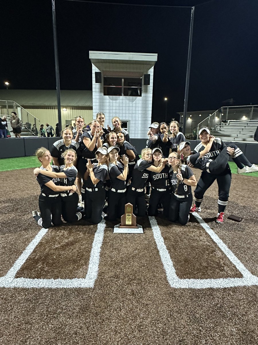 SWSoftball's tweet photo. 🏆 2024 14th District CHAMPIONS 🏆

Your SPARTANS defeat Greenwood 7-1! @LaylaOgden1 pitching performance was on 🔥 w/ 15 Ks! @HHolloway2026 hits a solo 💣 @Russell_2026 3-3. SPARTANS combine for 13 HITS! 

#allin

🥎🖤⚔️ WAY TO GO SOUTH! ⚔️🖤🥎 https://t.co/4hhqHjXqsd