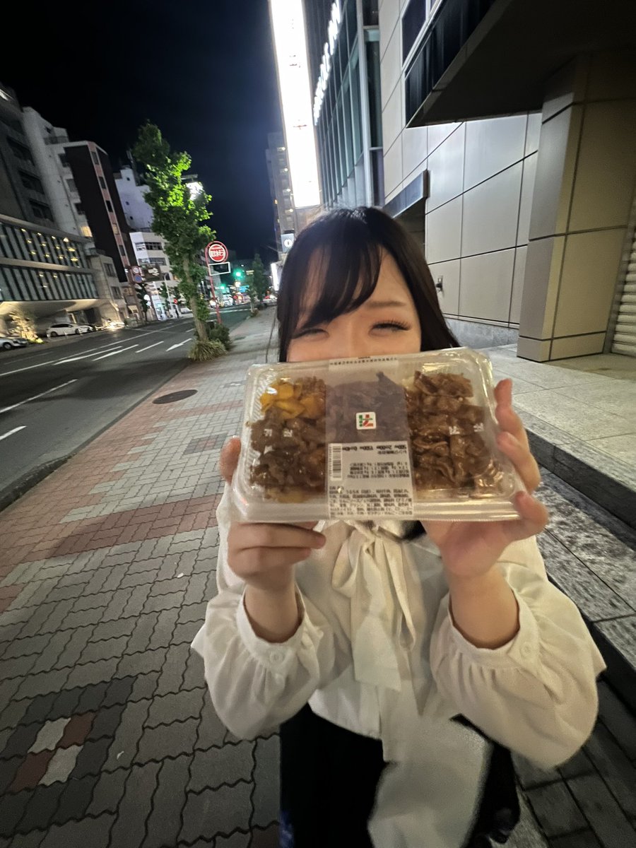 hap_shizuoka's tweet photo. 「さきちゃんBirthday🎂🎉」
5/24は当店歌姫さきちゃんの誕生日です‼️㊗️
という事で！
5/24,25（金土）に誕生日イベントやります✨
是非さきちゃんを酔わせて、お酒警察出動させて下さい笑
お待ちしてます😄
 #静岡 #カラオケバー #はぷにんぐ https://t.co/OwQpc0ckaL