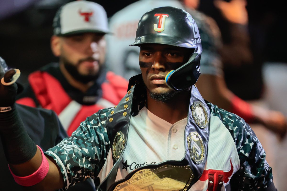 YA SON 65 💣🇩🇴 Junior Lake conectó su quinta tabla de la campaña y llegó a 65 como burel para seguir afianzándose como líder histórico del equipo. El Top 5 lo completan: - Félix Pérez, 58 - Dustin Martin, 50 - Leandro Castro, 49 - Nick Williams, 39 #TorosNews #TorosAquí #LMB