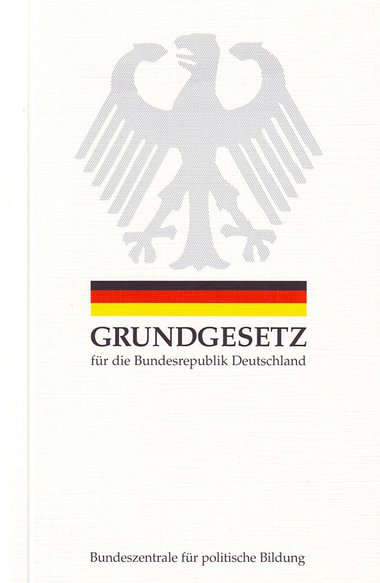 Happy birthday, #Grundgesetz: #Danke für alles! 🥳🙏 Auf die nächsten 75 Jahre für #Demokratie und gegen #Rechtsextremismus! 
#otd1949 #Deutschland #Grundrechte #Einigkeit #Recht #Freiheit #Gleichstellung #Rechtsstaat #Frieden #Föderalismus #Gewaltenteilung #Miteinander #Vielfalt