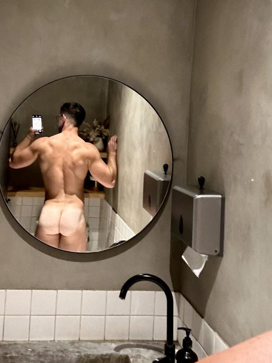 justliloldme92's tweet photo. Or do we prefer this one? 🍑 https://t.co/6GdPxyx8JU