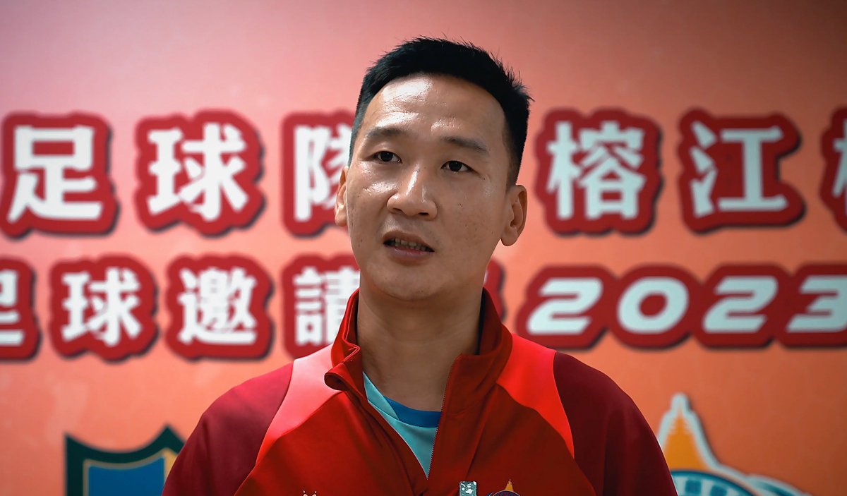 Dubbed by fans as the grassroots 'King of Football', Dong Yongheng, the captain of the #Guizhou #VSL team, works in a rice noodle rolls restaurant on weekdays but is also passionately promoting local football development. #OurArena #GrassrootsSports #BehindTheScenes