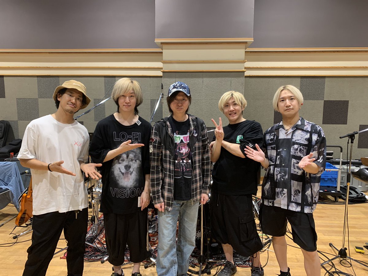 Daisuke_Atsuro's tweet photo. 今回はバンド形式のライブで総曲数50くらいありますが素敵でタフなメンバーをご紹介します。
左から
Bass キタムラユウタ
Drum camacho
ワタシ🖤
Key.&Mnp. パスタ
Guitar 江畑コーヘー
お時間あれば是非チェックしてみてくださいね!!
#DREAMGATE
#DreamBand
#加藤大祐 https://t.co/cDDXFADcRa
