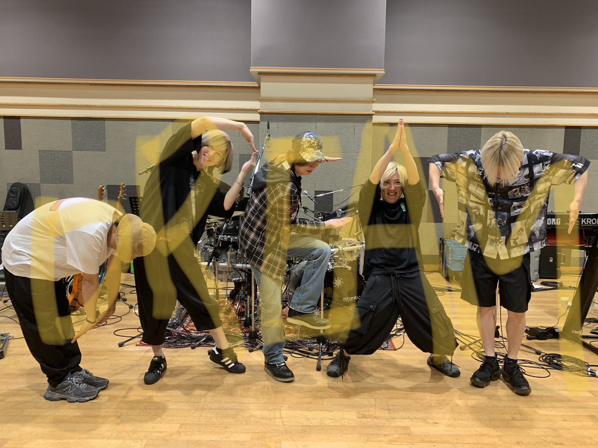 Daisuke_Atsuro's tweet photo. 今回はバンド形式のライブで総曲数50くらいありますが素敵でタフなメンバーをご紹介します。
左から
Bass キタムラユウタ
Drum camacho
ワタシ🖤
Key.&Mnp. パスタ
Guitar 江畑コーヘー
お時間あれば是非チェックしてみてくださいね!!
#DREAMGATE
#DreamBand
#加藤大祐 https://t.co/cDDXFADcRa