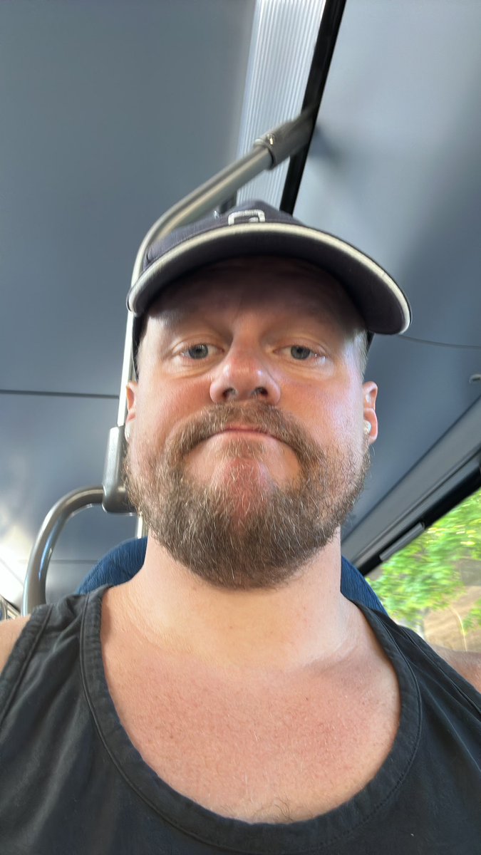 gustav9123's tweet photo. God morgon. Det här med farväl är jobbigt. Påväg ner på stan för att skicka iväg en individ som betyder mycket för mig till Chile. Hon är som en lillasyster till mig och jag vet inte om jag kommer träffa henne igen. Skitjobbigt☹️💔 https://t.co/eCGbsciA9t