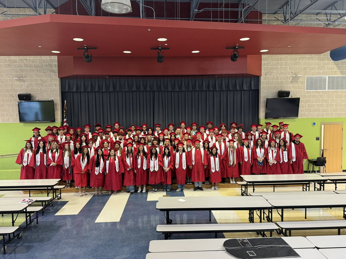 brandon_veee's tweet photo. Canyon HS Senior Class of 2024 @ Clear Springs Elementary #GradWalk #StallionsThenCougarsForever @DavissonDustin @MrsWoodrom @CougCounselors https://t.co/Ud7f7zTAqm