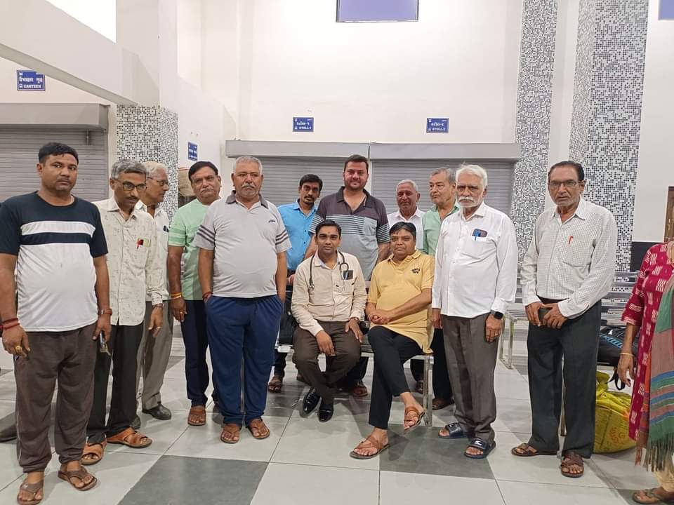 TapanDaveHalvad's tweet photo. આ કાળઝાળ ગરમી માં પણ ગુજરાત ની જનતા માટે સતત સેવારત ગુજરાત એસ.ટી વિભાગ ના ડ્રાઈવર અને કંડકટર મિત્રો ની હળવદ બસ સ્ટેન્ડ ખાતે આરોગ્ય લક્ષી તપાસ કરવામાં આવી અને નાસ્તો પાણી અને અન્ય સુવિધાઓ પણ પૂરી પાડવામાં આવી
#patiyagroup #chhotakashigroup
@sanghaviharsh https://t.co/tr1MWiOa39