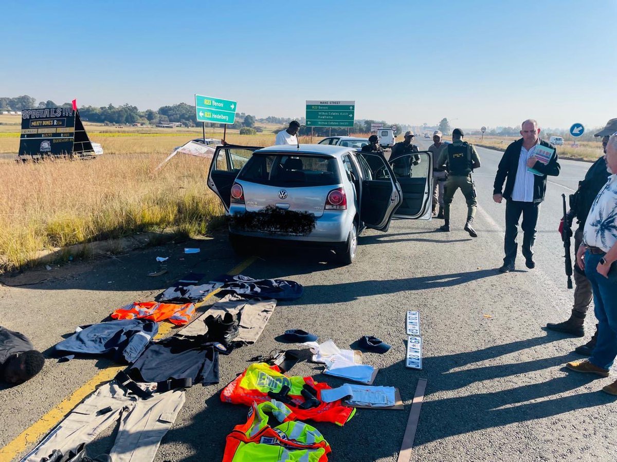 GP_CommSafety's tweet photo. On Wednesday 22 May, while patrolling the R23 route , The Gauteng Traffic Wardens (STT) together with Gauteng Trafic Police intercepted three Blue Light Gang members traveling in a Silver VW Polo Hatch back. 

#GrowingASaferGauteng #bootsontheground https://t.co/QBnktp5zdr