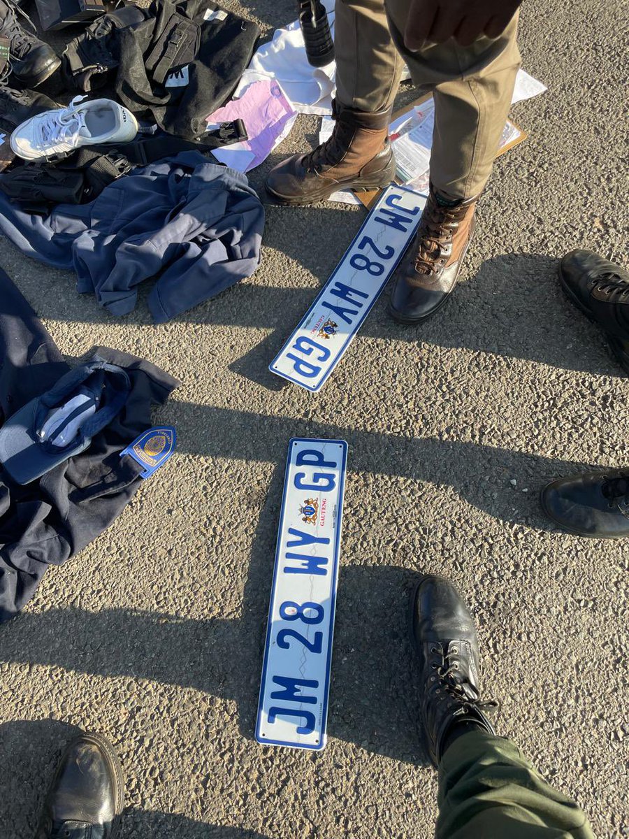 GP_CommSafety's tweet photo. On Wednesday 22 May, while patrolling the R23 route , The Gauteng Traffic Wardens (STT) together with Gauteng Trafic Police intercepted three Blue Light Gang members traveling in a Silver VW Polo Hatch back. 

#GrowingASaferGauteng #bootsontheground https://t.co/QBnktp5zdr