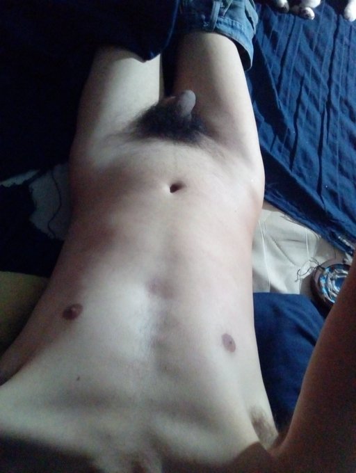 Con &eacute;ste calor dorm&iacute; as&iacute; s&iacute; es c&oacute;modo https://t.co/GgHRjAf7ho