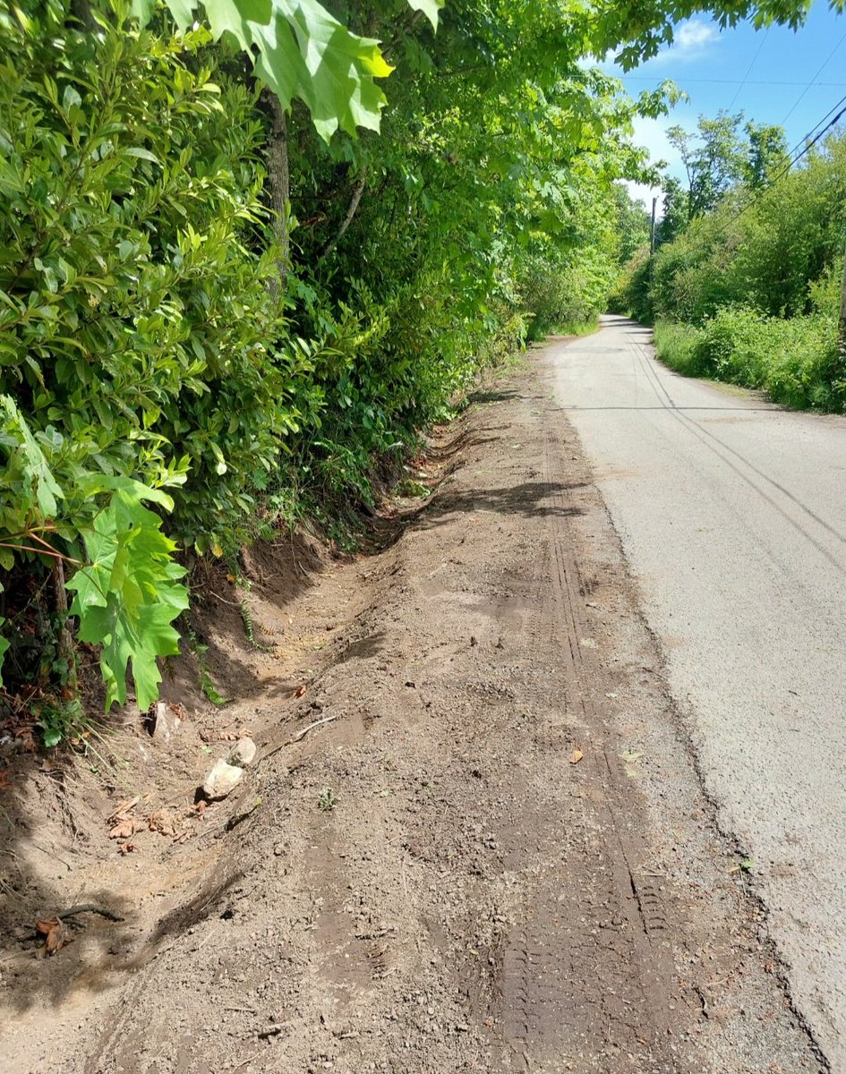 EmconSouthVI's tweet photo. Salt Spring Island crew, over the last couple days have vastly improved the watercourse flow, with extensive ditching on Burgoyne Bay Rd. Shoulders have also been cleaned up throughout the area.
#TeamEmcon
#Ditching #Shouldering
#SaltSpringIsland
@SaltspringFire
@TranBC https://t.co/luhcrL64aJ