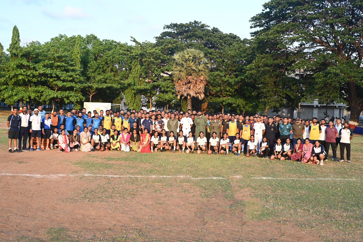 IN_Dega's tweet photo. #BreakfromRoutine
⚓️A spirited 🏑 hockey match unfolded between #DefenceCivilians and #DefencePersonnel at @IN_Dega, #Visakhapatnam
⚡ Embracing sportsmanship and teamwork, all players, regardless of age and gender showcased exceptional skill and enthusiasm🤝
✨This event, dedicated to honoring contributions and fostering cohesiveness between Defence Civilians and Naval Personnel, featured matches for both men and women, with a lively cheering party amplifying the excitement
#YearofNavalCivilians!