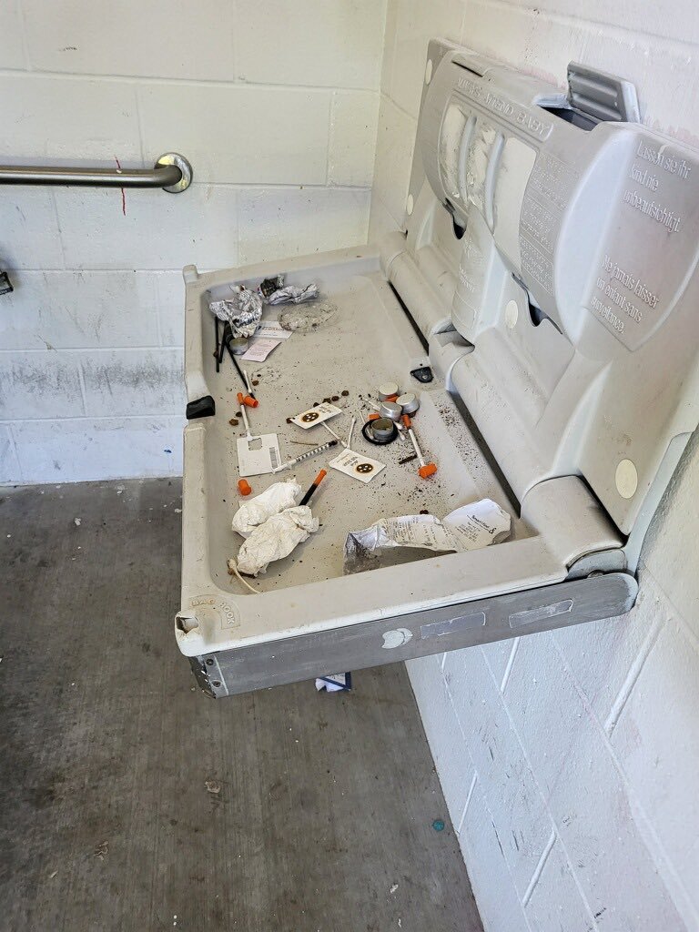 アメリカの公共トイレ内の『おむつ替えスペース』は、薬物使用者のためのテーブルと化している。 ここで彼らは『おむつ』でなく、『おつむ』を替える。