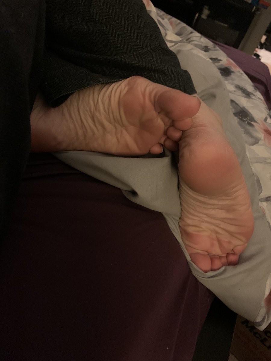 Been one of the hardest weeks of my life .. even Queens experience loss and pain :( At least my perfect wrinkled soles still triggering dumb losers like you! Send to thank me losers out a smile on my face with your patheticness Findom foot feetfetish HumanATM cuck