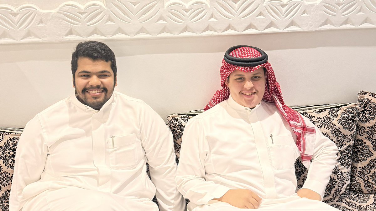 ALKHOFY's tweet photo. الأحد 11 ذو القعدة (19 مايو)

في زيارة أصول هذه الأسرة الكريمة إلى منزل الشيخة رند بنت عبدالقدير، (أم عادل)، بعد عشاء يوم الأحد 11 ذو القعدة، رأينا أكثر من تَهَلُّ��ِ الوجه والأريحية، والبشاشة، وحسن الاستقبال، رأينا أيضًا جمال المكان ونظافته وأناقته، رأينا تعدد أصناف الطعام ووفرته وجودته، رأينا الذوقيات في إعداد مائدة الطعام، رأينا الجَمَال في أبهى صُوَره وعَاطر رَائِحَتَه.

وزاد جمال هذه الزيارة، التقائنا بأبنائنا وفلذات أكبادنا، أولاد الشيخ فيصل بن سعد، ذكورًا وإناثًا، استمعنا إلى أخبارهم، ورأينا بعض مهاراتهم، فكان التحفيز اللفظي والمعنوي والمادي متوافرًا، واللقاء أسريًا دافئًا إيجابيًا، يحكي معنى الأسرة الواحدة، التي غرس بذرتها الوالد سعد بن عبداللطيف، والوالدة نوره بنت هذلول، رحمهما الله تعالى.

شارك في هذه الزيارة، عميد أسرة آل سعد، الشيخ عبداللطيف بن سعد، والشيخ الكريم محمد بن سعد، والشيخ أنور بن سعد، والشيخ عادل بن سعد، والشيخة سعاد بنت سعد، والشيخ فيصل بن سعد، والشيخ عبدالرحمن بن سعد، بحضور وتفاعل أبناء الشيخ فيصل حفظهم الله تعالى.

شكرًا للشيخة رند، وشكرًا لوالدتها الكريمة (أم عبدالقيوم)، جعله الله منزلاً عامرًا بذكره سبحانه، وحسن عبادته، وألَّفَ بين قلوبكم، وجمع شملكم، وصرَفَ عنكم كل سوء ومكروه، اللهم آمين.