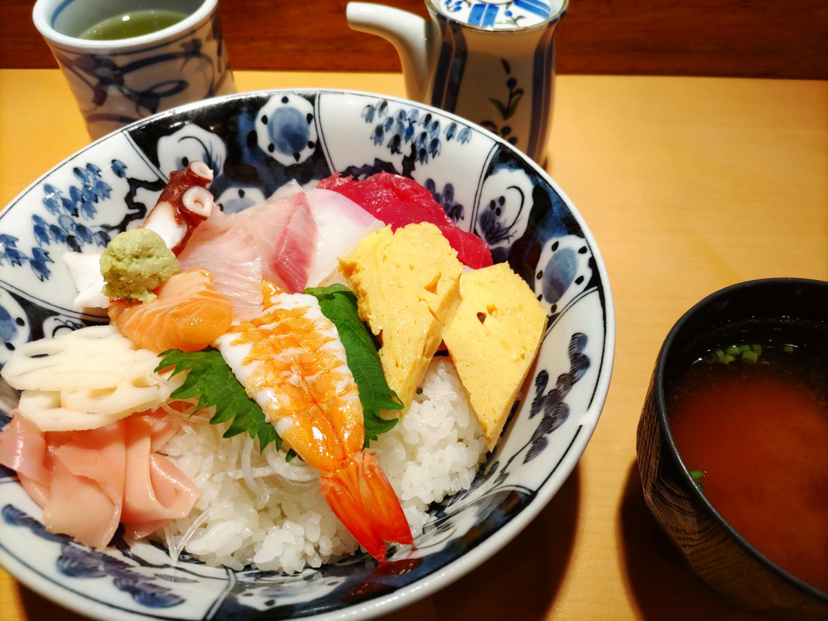 トレンドを追いかけるのがけっこう好きなプロレタリアなので、寿司屋のカウンターで海鮮丼を頂いている😋 #ネトウヨ安寧