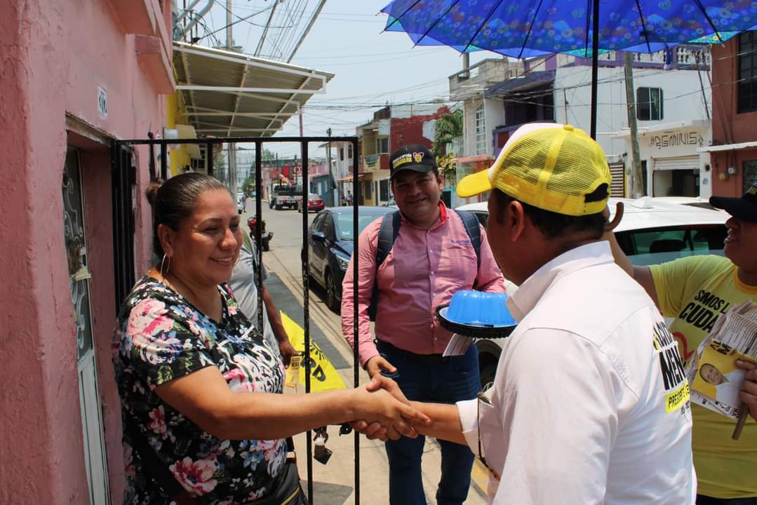 Alcides_Mena's tweet photo. En la Col, Gil y Sáenz ( El Águila), muchos vecinos nos recibieron con alegría y optimismo. Nos expresaron su respaldo y apoyo decidido.

No tengo dudas, vamos a ganar la Presidencia Municipal de Centro,

2 de junio, iElige valiente, decide diferente! Vota PRD https://t.co/L3x0zNI28b