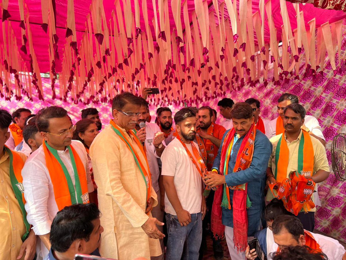 ManojTiwariMP's tweet photo. आज हमारे लोकसभा  के बुराड़ी में आम आदमी पार्टी के 65 महत्वपूर्ण कार्यकर्ताओं ने #भाजपा जॉइन किया @BJP4Delhi @PavanRanaRSS @Virend_Sachdeva 

#ModiKaParivar
#PhirEkBaarModiSarkaar https://t.co/ZRTVGnmedM