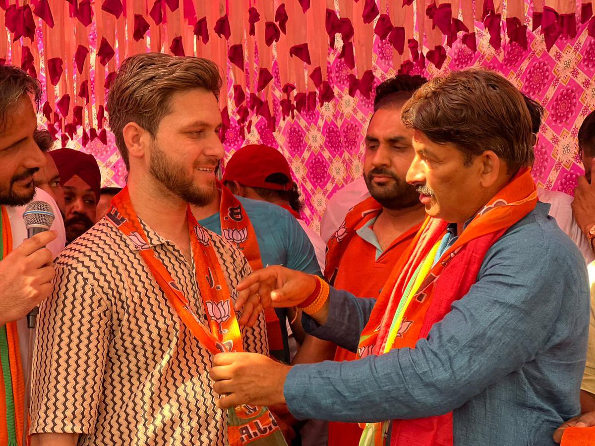 ManojTiwariMP's tweet photo. आज हमारे लोकसभा  के बुराड़ी में आम आदमी पार्टी के 65 महत्वपूर्ण कार्यकर्ताओं ने #भाजपा जॉइन किया @BJP4Delhi @PavanRanaRSS @Virend_Sachdeva 

#ModiKaParivar
#PhirEkBaarModiSarkaar https://t.co/ZRTVGnmedM
