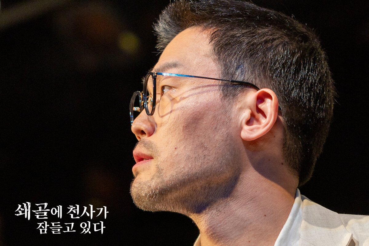 tank_of_fire's tweet photo. 연극<쇄골에 천사가 잠들고 있다> 
공연사진 대공개💄

뜨겁고 치열한 극장에서의 에너지를 여러분에게 공개합니다

배우님들마다 다른 매력과 감동이 한가득❤️
모두의 마음이 두근두근해지는 공연사진
지금 공개합니다!

우리 모두 극장에서 만나요🫶 https://t.co/SweV3nrjgg